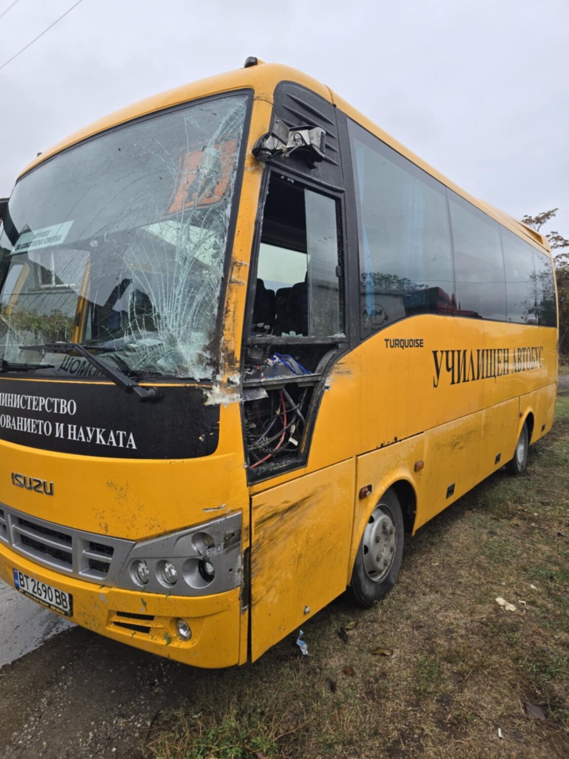 Камион удари ученически автобус, превозващ 19 деца, 2 са леко пострадали