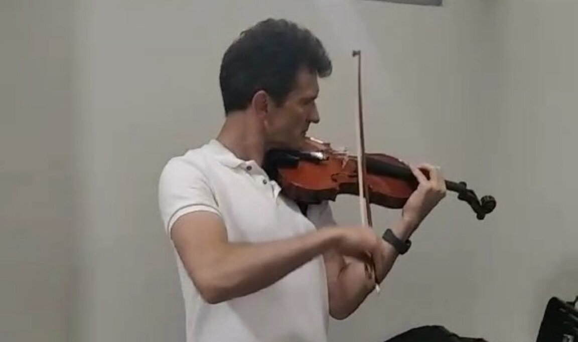 56- годишна цигулка засвири за първи път в ръцете на световноизвестния цигулар Светлин Русев