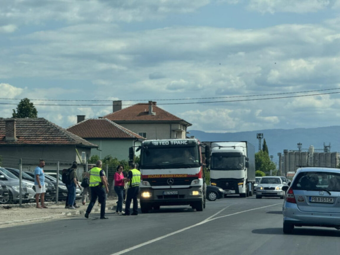 Катастрофа затруднява движението по пътя Пловдив - Труд