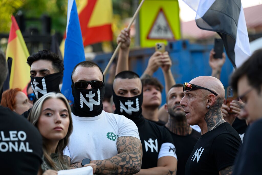 Протест на крайнодесни групи пред посолството на Мароко в Мадрид срещу нахлуването на десетки хиляди мигранти в Сеута, 31 юли 2026 г.