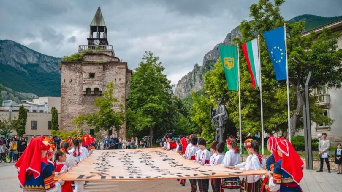Шествия в страната за празника на българската просвета и култура
