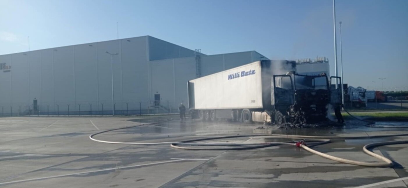 Товарен автомобил пламна на паркинг на хранителна верига край Стара Загора