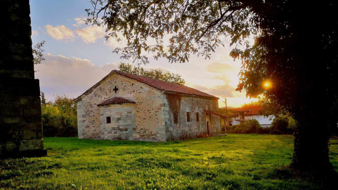Църквата "Света Неделя" с. Мандра