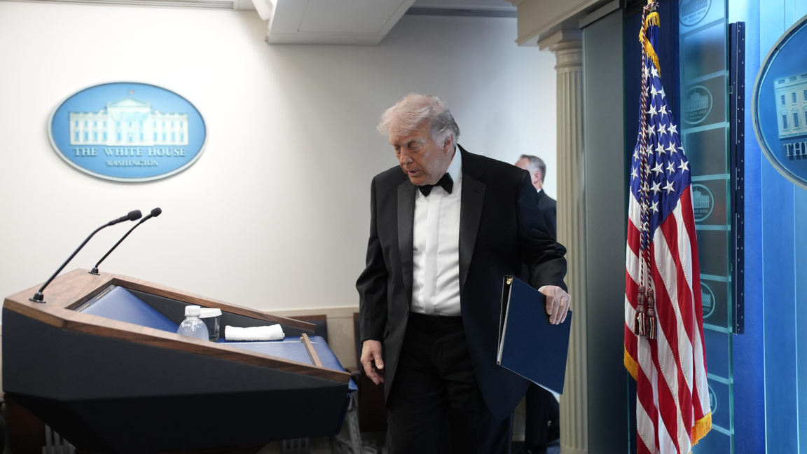 Президентът на САЩ Доналд Дж. Тръмп даде брифинг на пресата, след като пред балната зала на хотел "Вашингтон Хилтън", домакин на вечерята на Асоциацията на кореспондентите на Белия дом, бяха произведени изстрели, 25 април 2026 г.