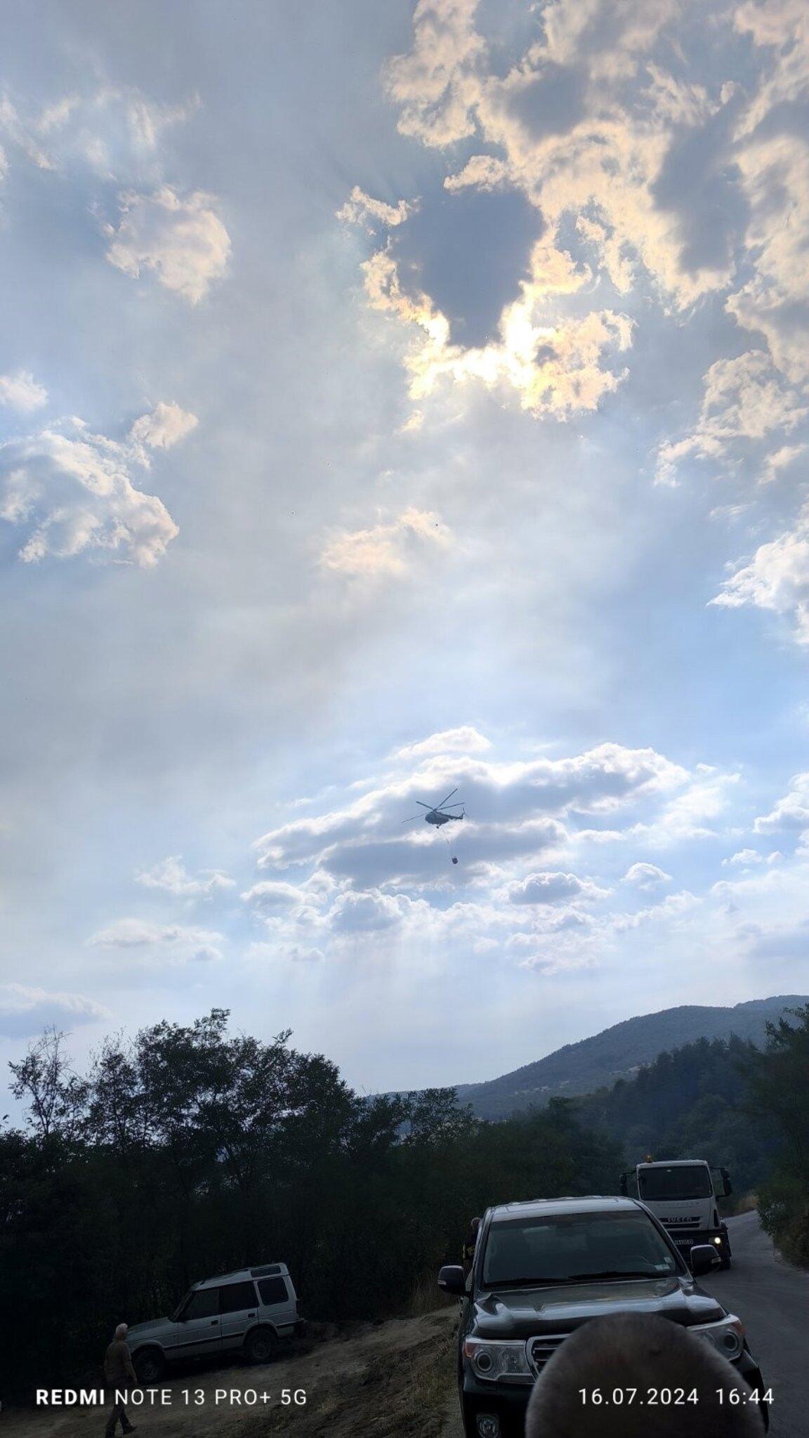 Потушават и с хеликоптер пожара край Стрелча