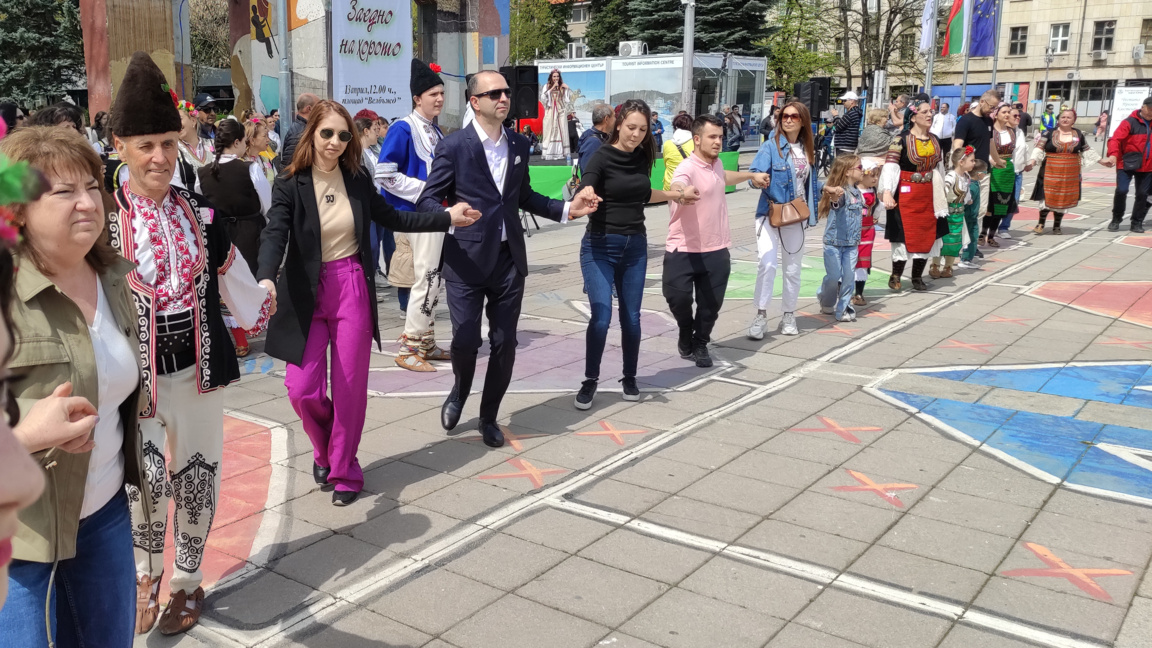 Кюстендилци с благотворително хоро в пом...