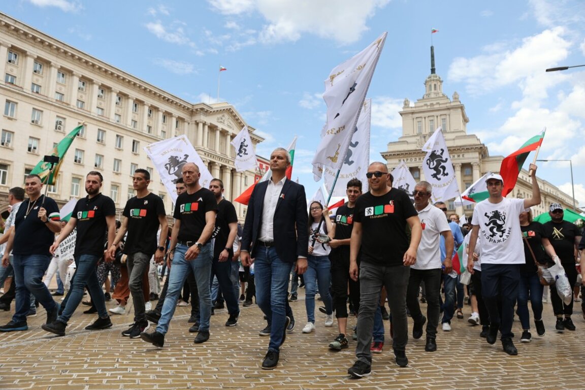 Vazrazhdane supporters demand for the resignation of the government