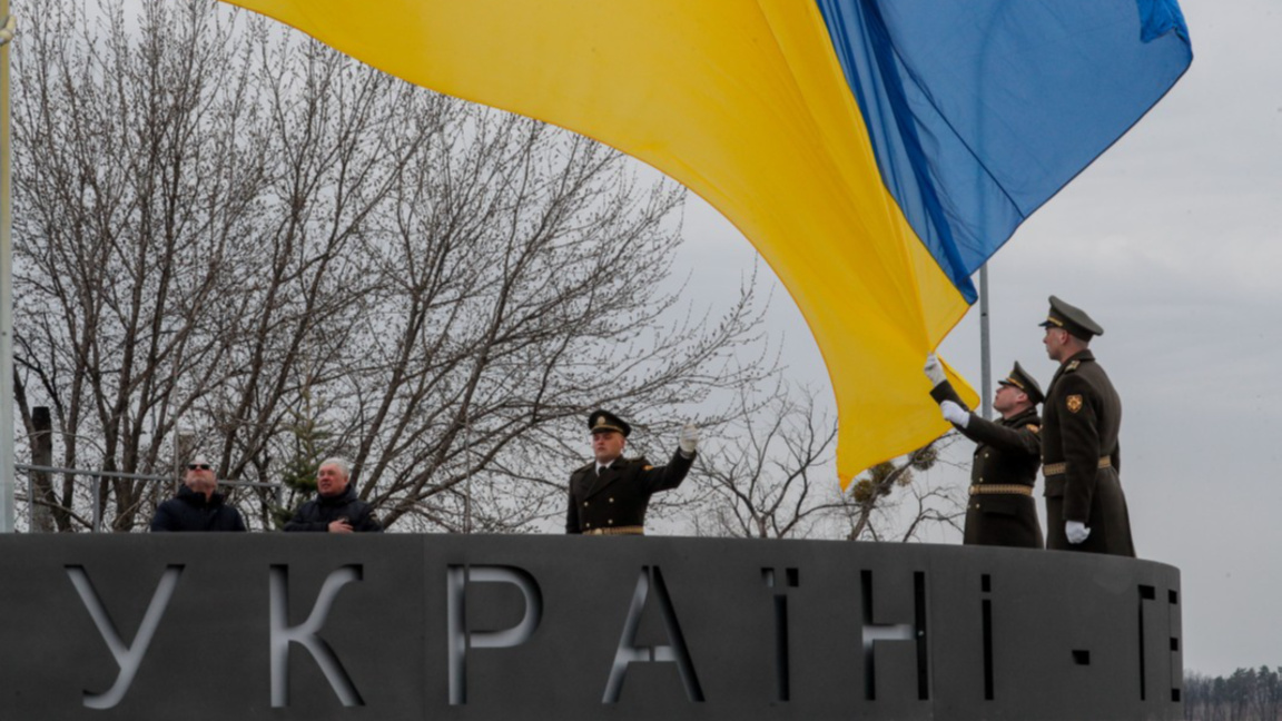 Украински войници издигат националния флаг на Украйна в Буча - 31 март 2023