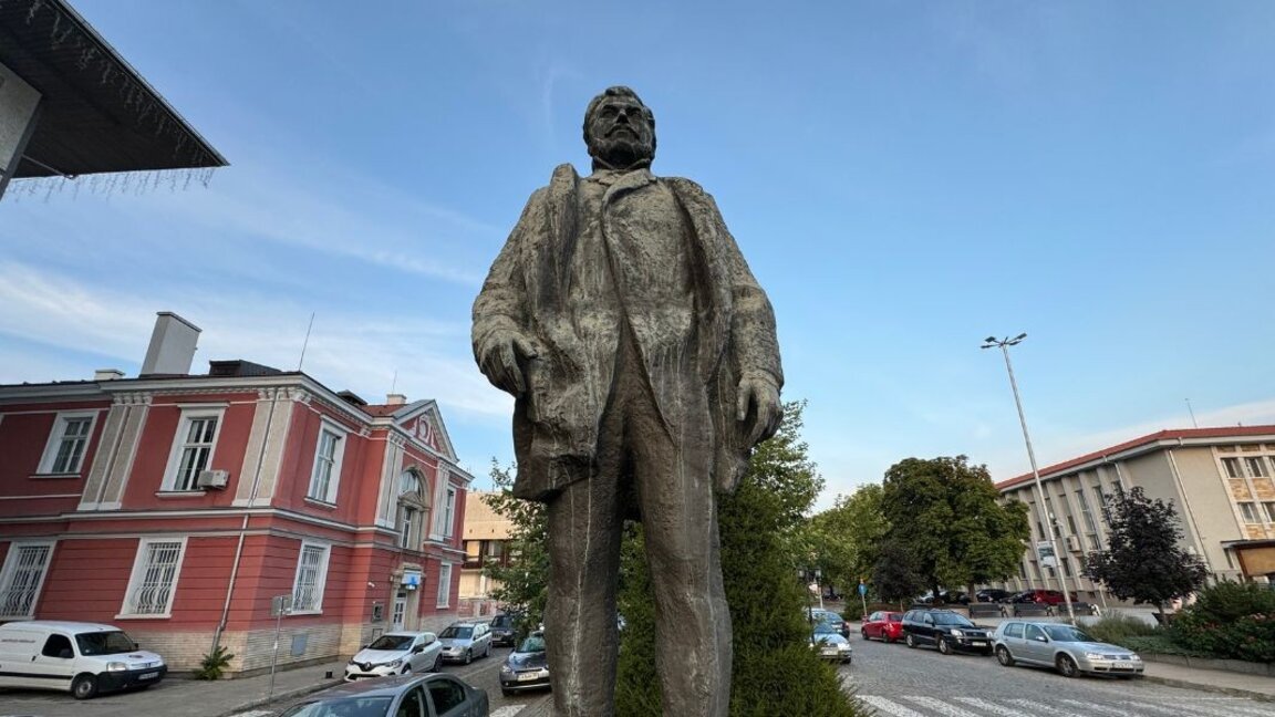 Monumenti i Pavell Bobekov në qendrën e qytetit Panagjurishte