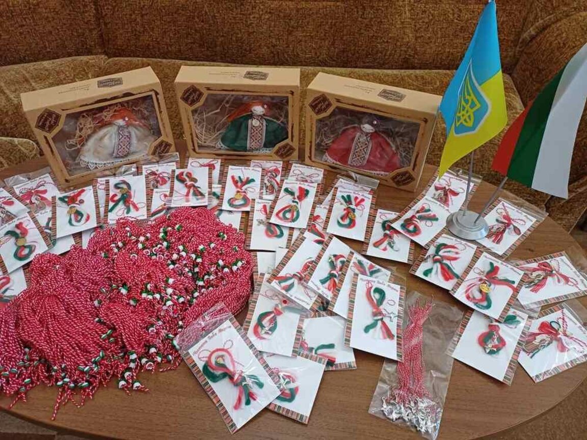 Болградская гимназия получила около 1000 вручную изготовленных мартениц, отправленных из Болгарии