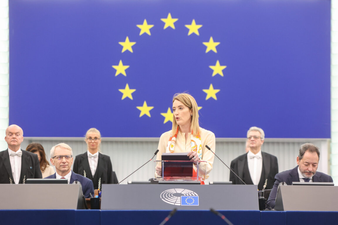 Председателят на ЕП Роберта Мецола и премиерът Николай Денков. Обръщението на Денков в ЕП е част от серията дебати с лидери от ЕС „Това е Европа“, 22 ноември 2023 г.