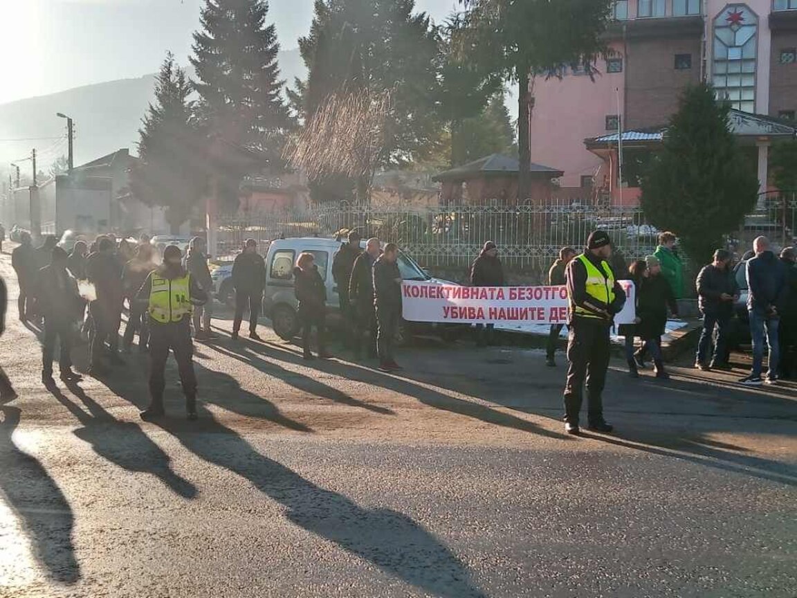 Протестиращи затвориха за кратко пътя за ГКПП Гюешево