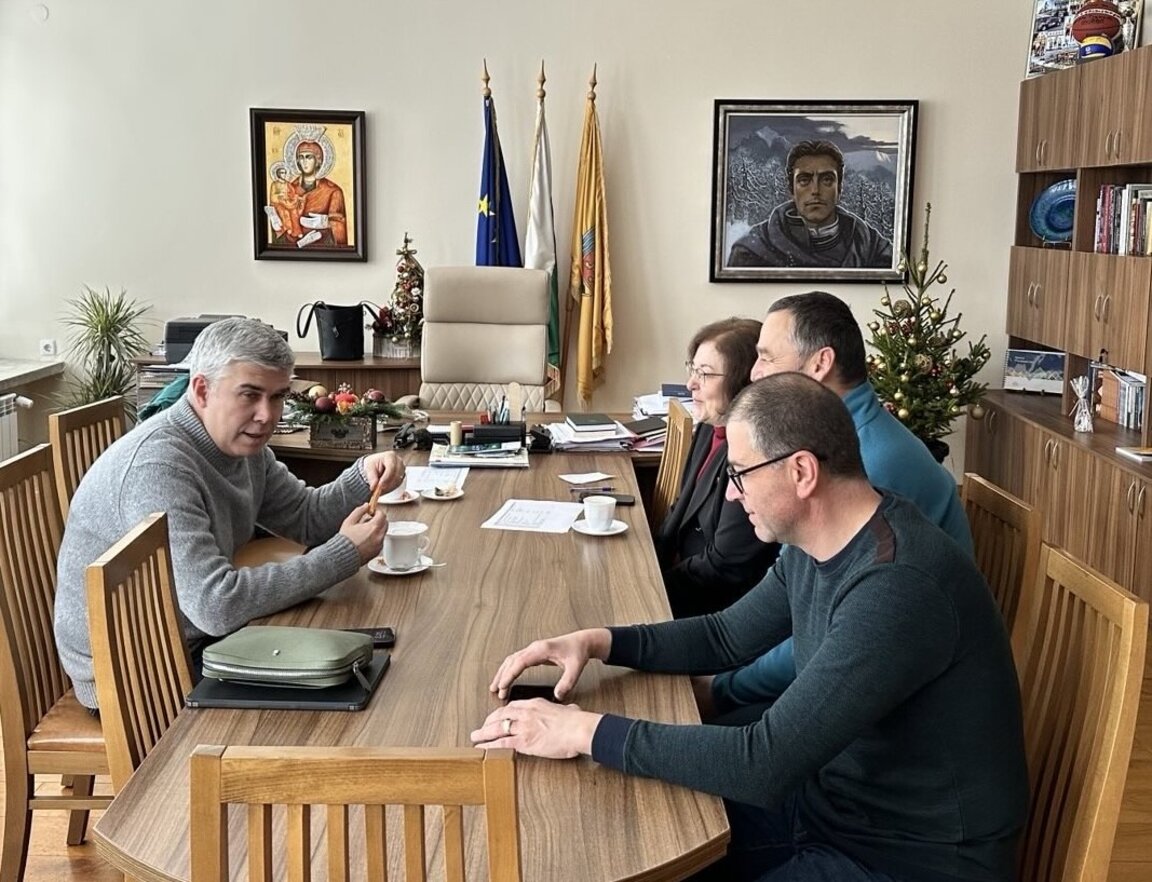 Министър Владимир Малинов и кметът Донка Михайлова обсъдиха липсата на ток в Троянско