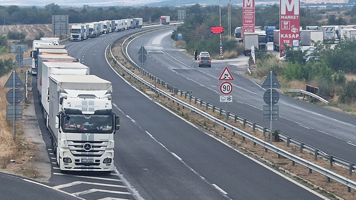 Rund 18 Kilometer lange LKW-Schlange an der Grenze zur Türkei