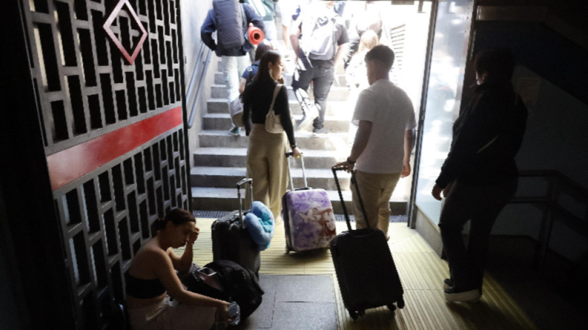 Хората напускат станция на метрото след прекъсването на тока, Мадрид, Испания, архив, 28 април 2025 г.