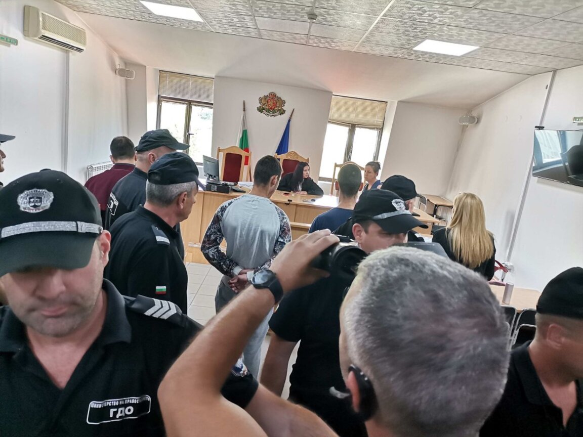 Близнаците от Цалапица остават постоянно в ареста, протестите не секват