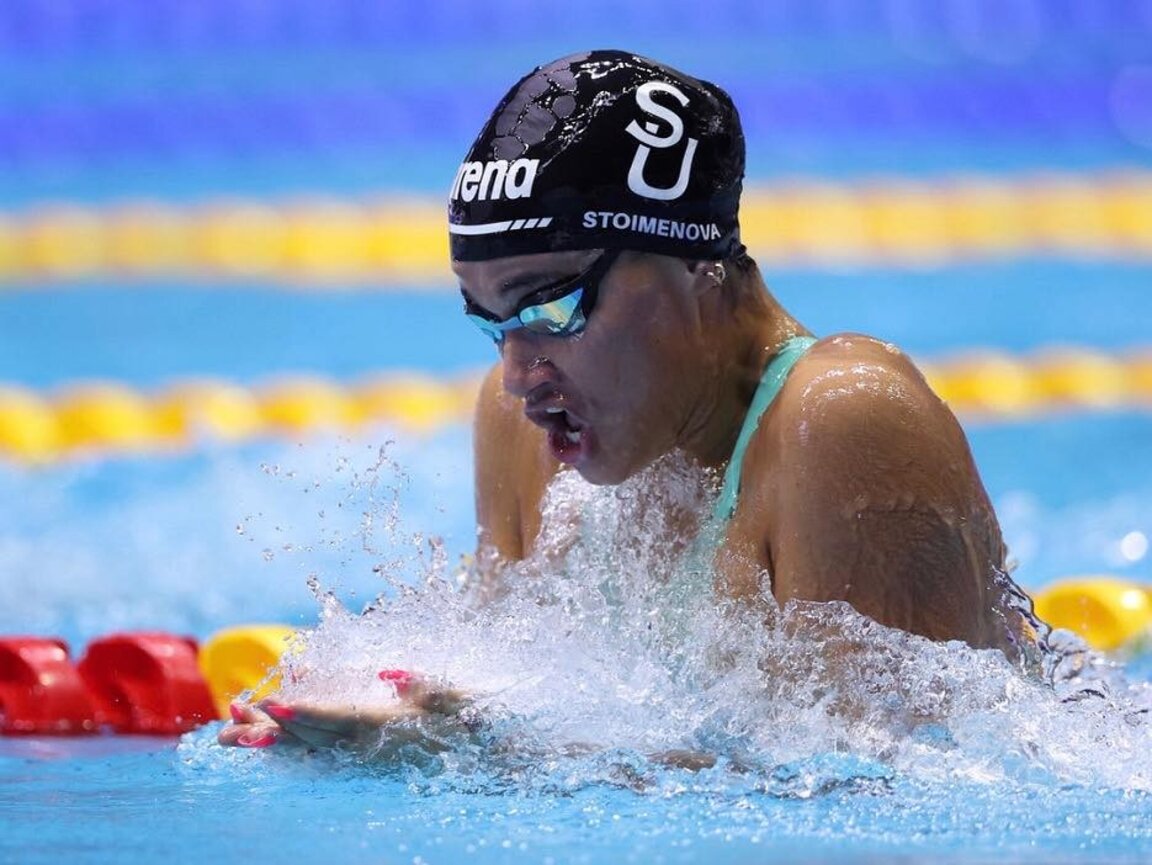 Камелия Стоименова по време на рекордното плуване.