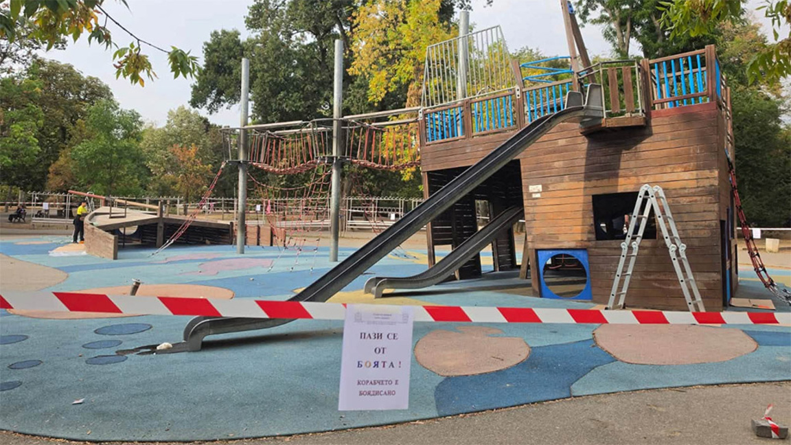Незнайни доброволци обновиха детското "корабче" в парк "Света Троица"