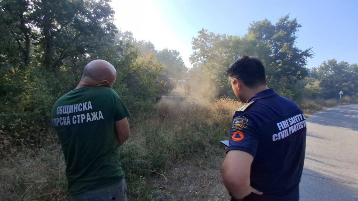 Sилният вятър в района затруднява работата на огнеборците