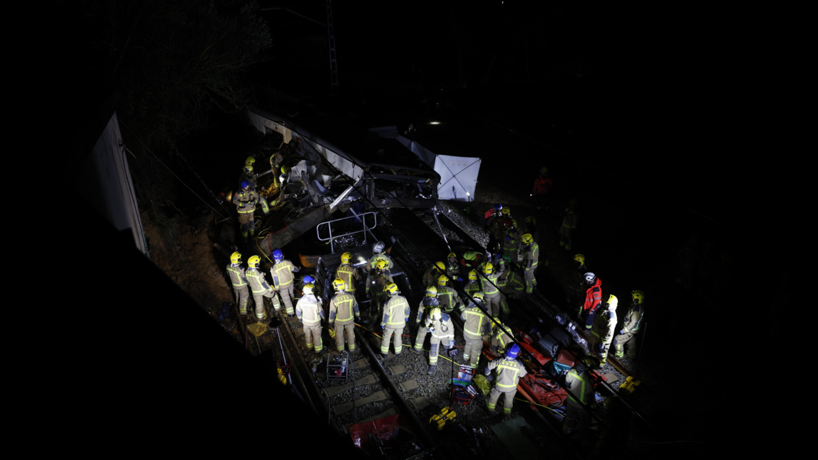 Спасителни екипи на мястото на катастрофата в покрайнините на Барселона