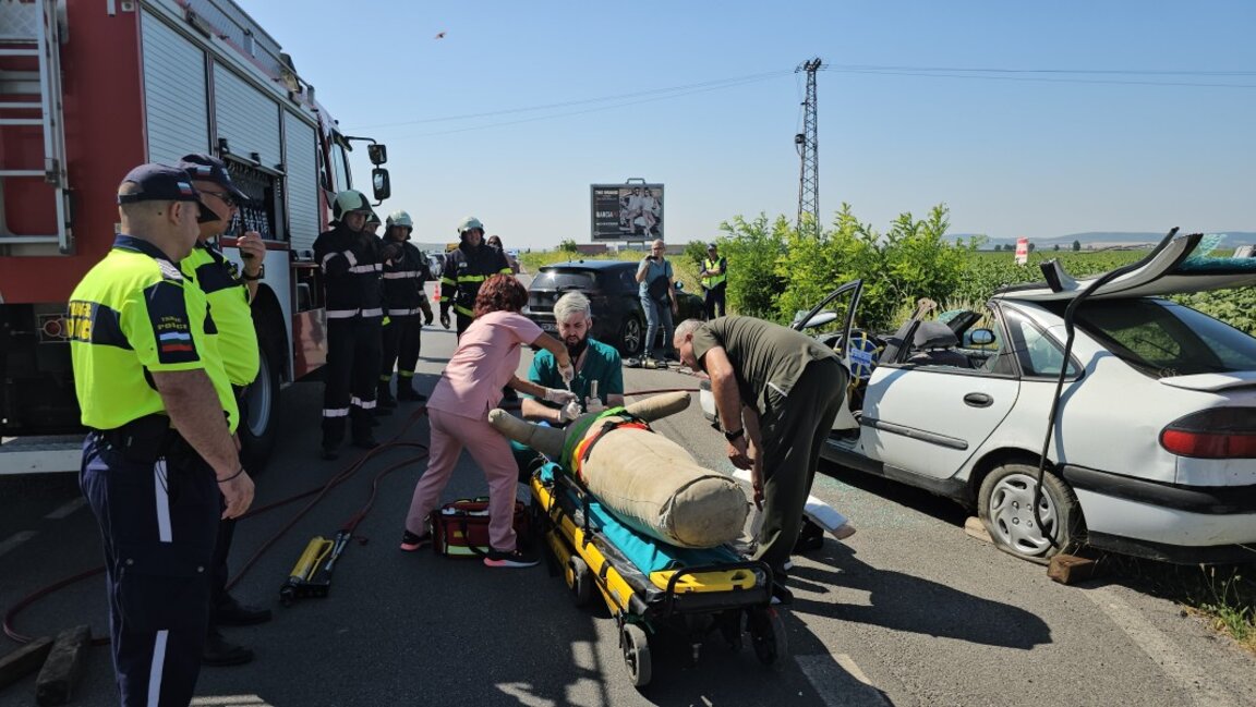 Включиха и въздушната линейка в учение за реакция при катастрофи край Сливен