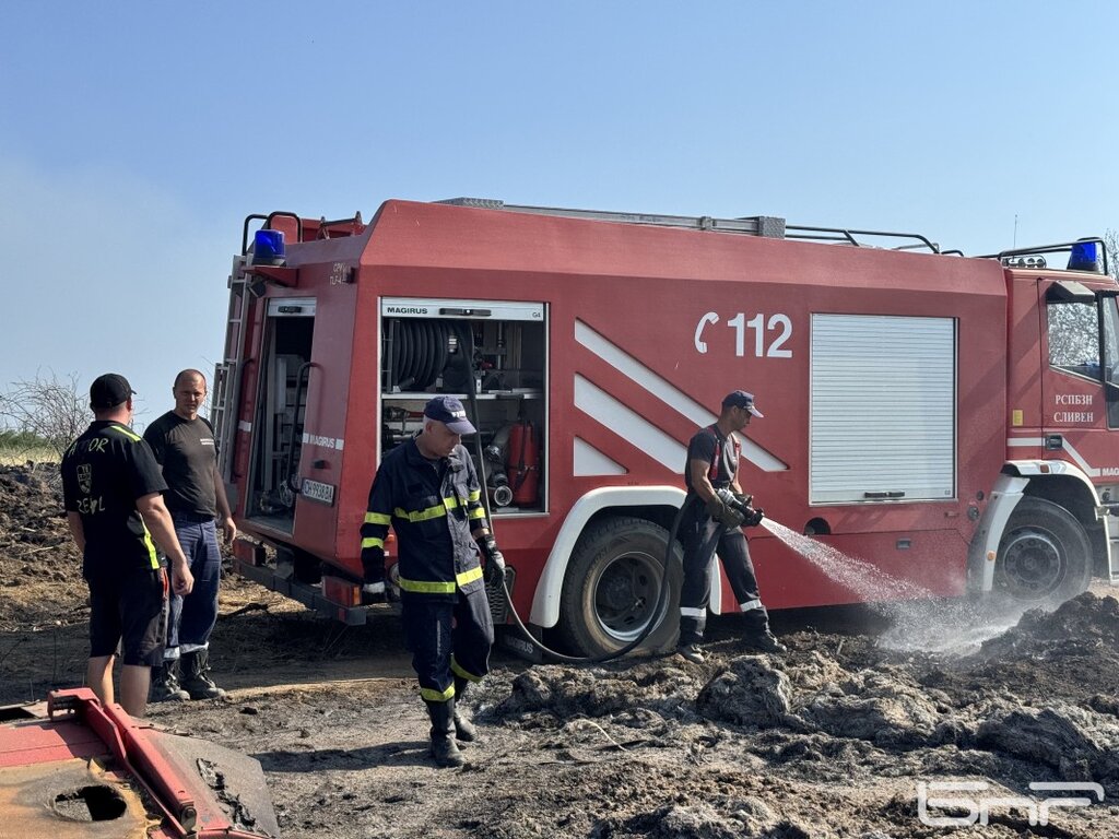 Липсата на достатъчно вода затруднява гасенето на пожарите край село Скала