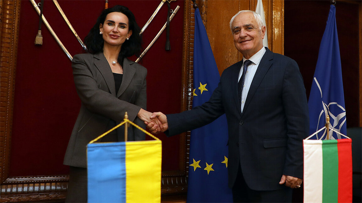 Bulgaria va continua să acorde asistență militară Ucrainei