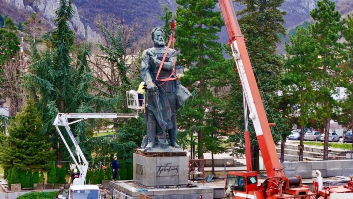 The emblematic monument of Hristo Botev in Bulgaria's Vratsa dismantled for restoration