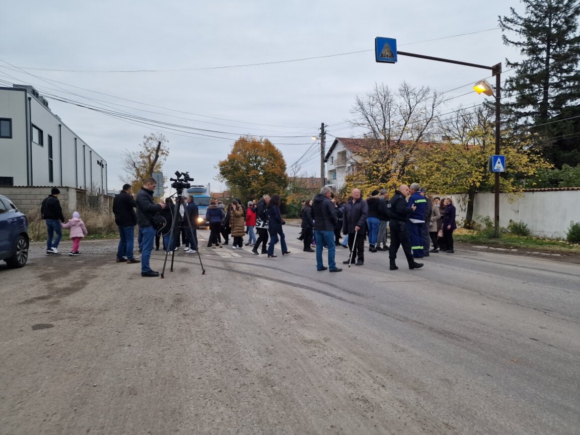Жители на "Връбница" и Божурище протестираха срещу тежкотоварния трафик