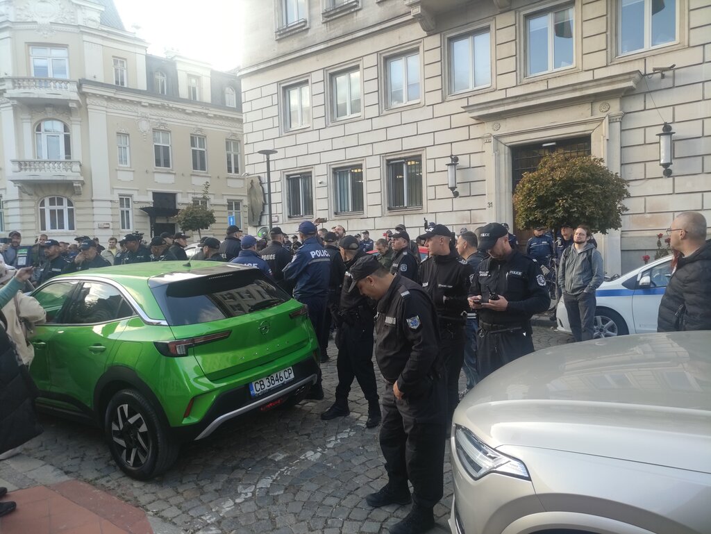 Протест и контрапротест срещу кмета Васил Терзиев в София
