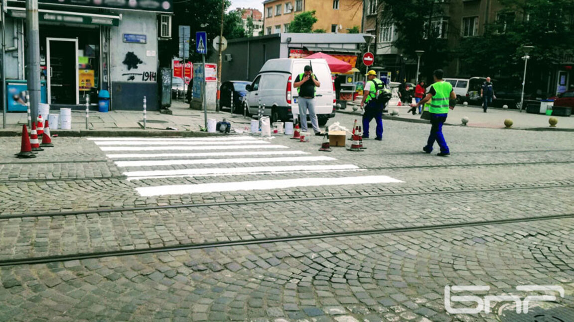 Обновяват маркировката на пешеходни пътеки със светлоотразителни перли