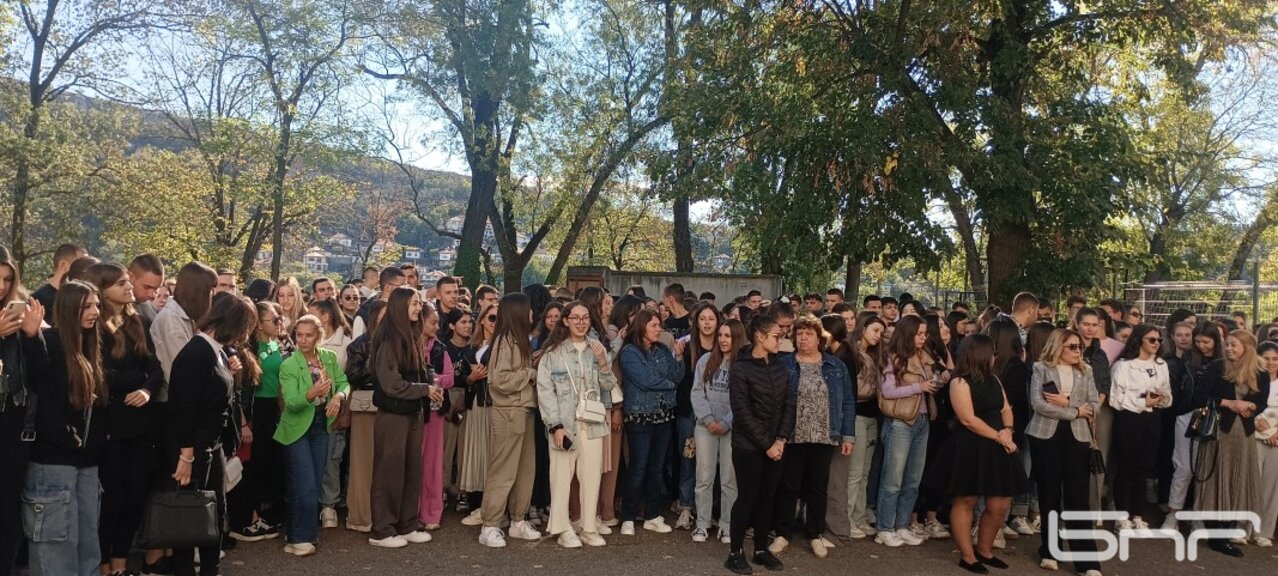 Ученици от Ловеч пяха "Клетва" в памет на Кирил Маричков