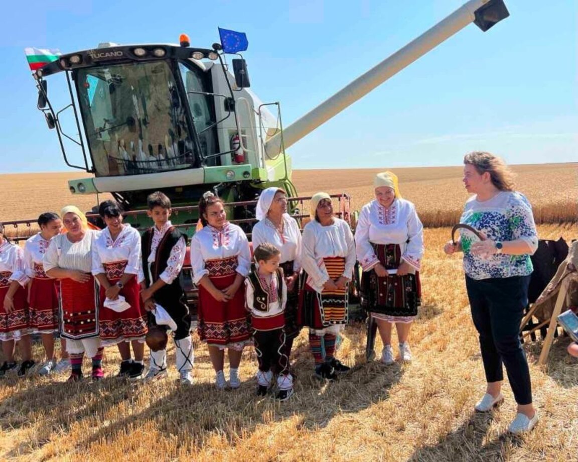 Председателят на парламента Наталия Киселова на откриването на жътвата в село Манастирище, община Хайредин