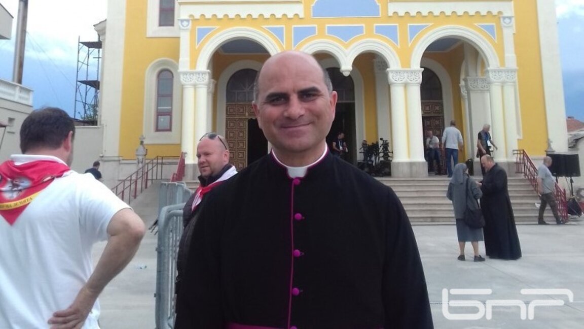 Монсеньор Йовко Пищийски при посрещането на папа Франциск в Раковски, 2019 г.