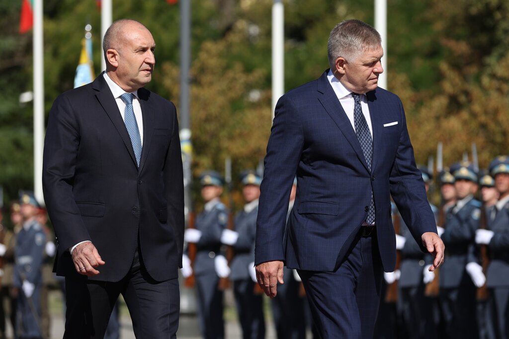 Die Ministerpräsidenten Bulgariens, Rumen Radew (links), und der Slowakei, Robert Fico