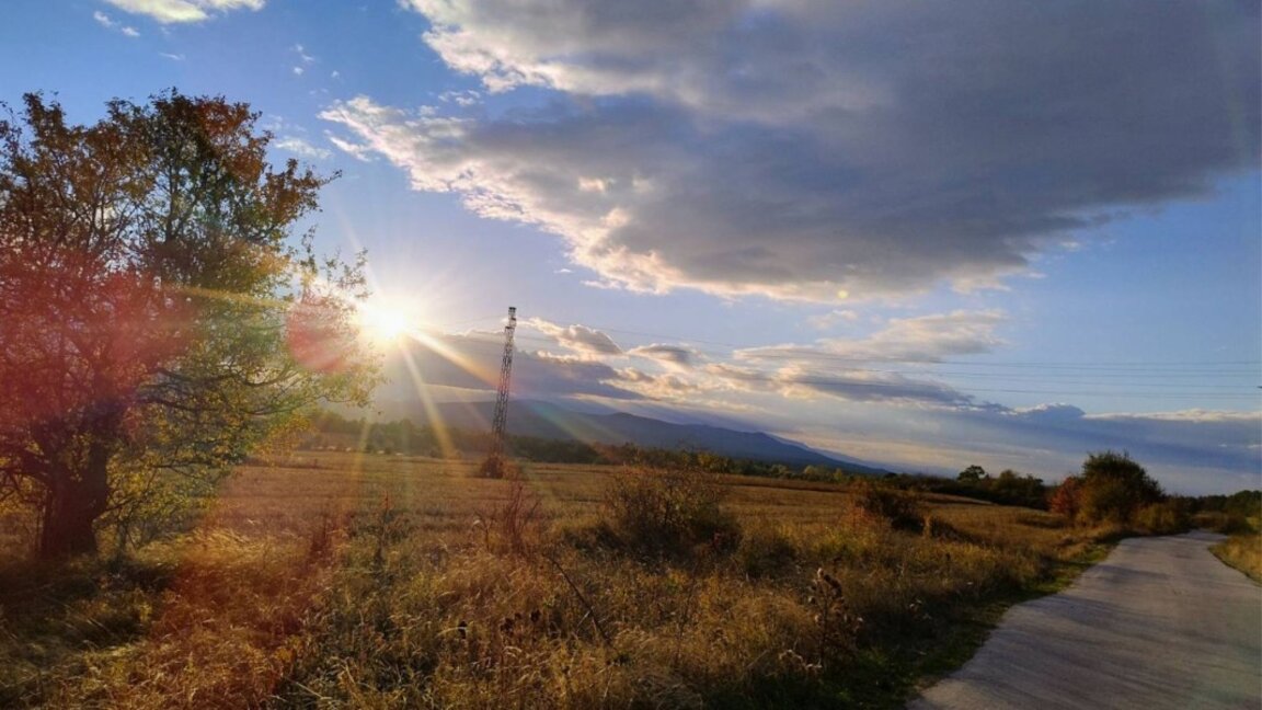Времето остава топло, но е възможно да превали