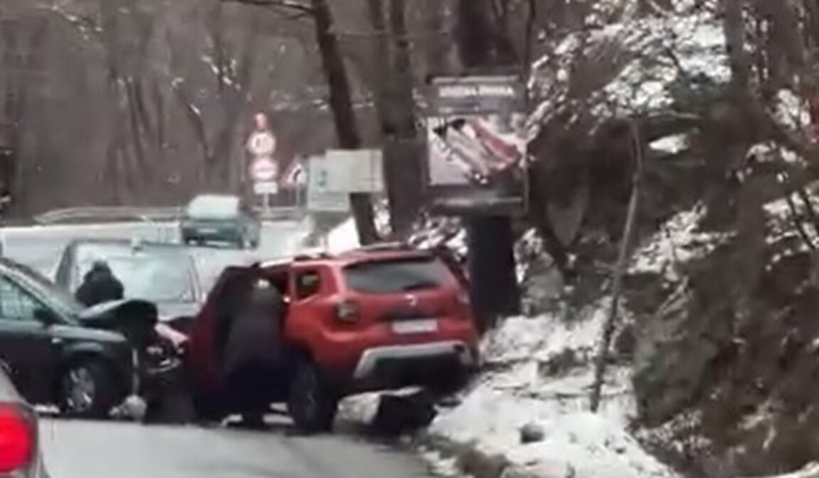 Катастрофа на пътя София – Самоков затруднява движението