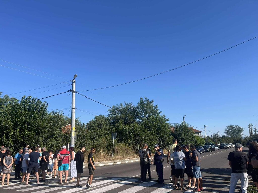 Жители на села между Стара Загора и Гълъбово излязоха на протест заради лош път (Обновена)