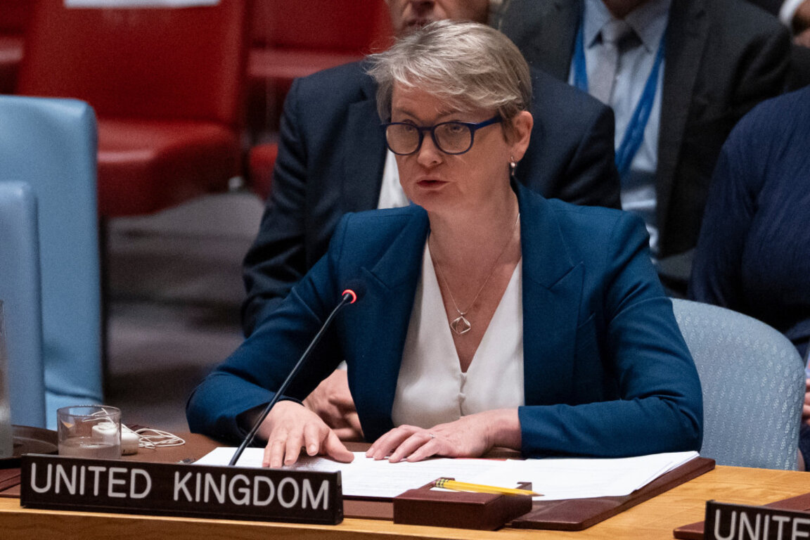 Външната министърка на Великобритания Ивет Купър говори пред Съвета за сигурност на ООН.