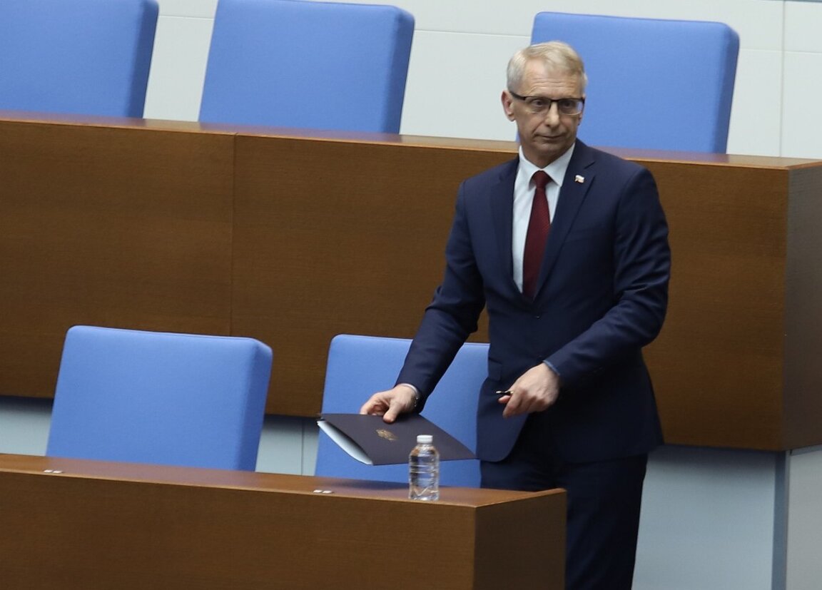 Николай Денков преди гласуване на оставката в парламента