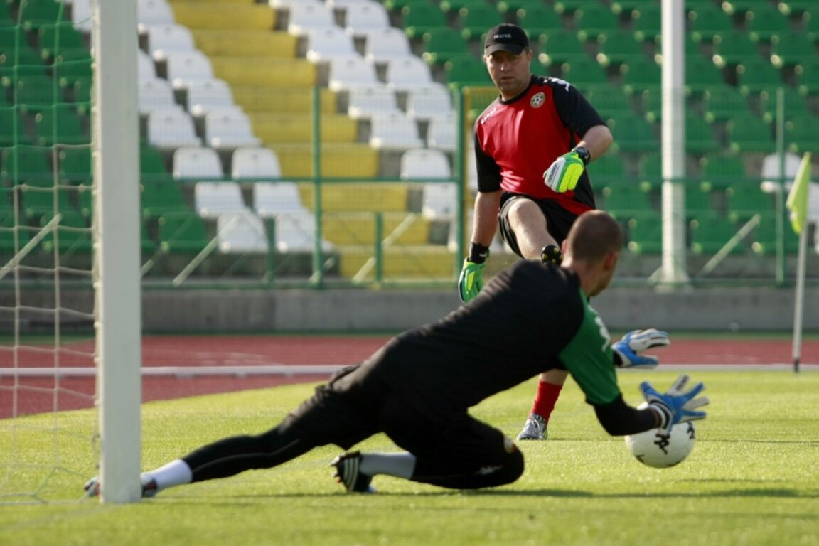 Манолков събира вратари на различна възрат в Албена през юни.