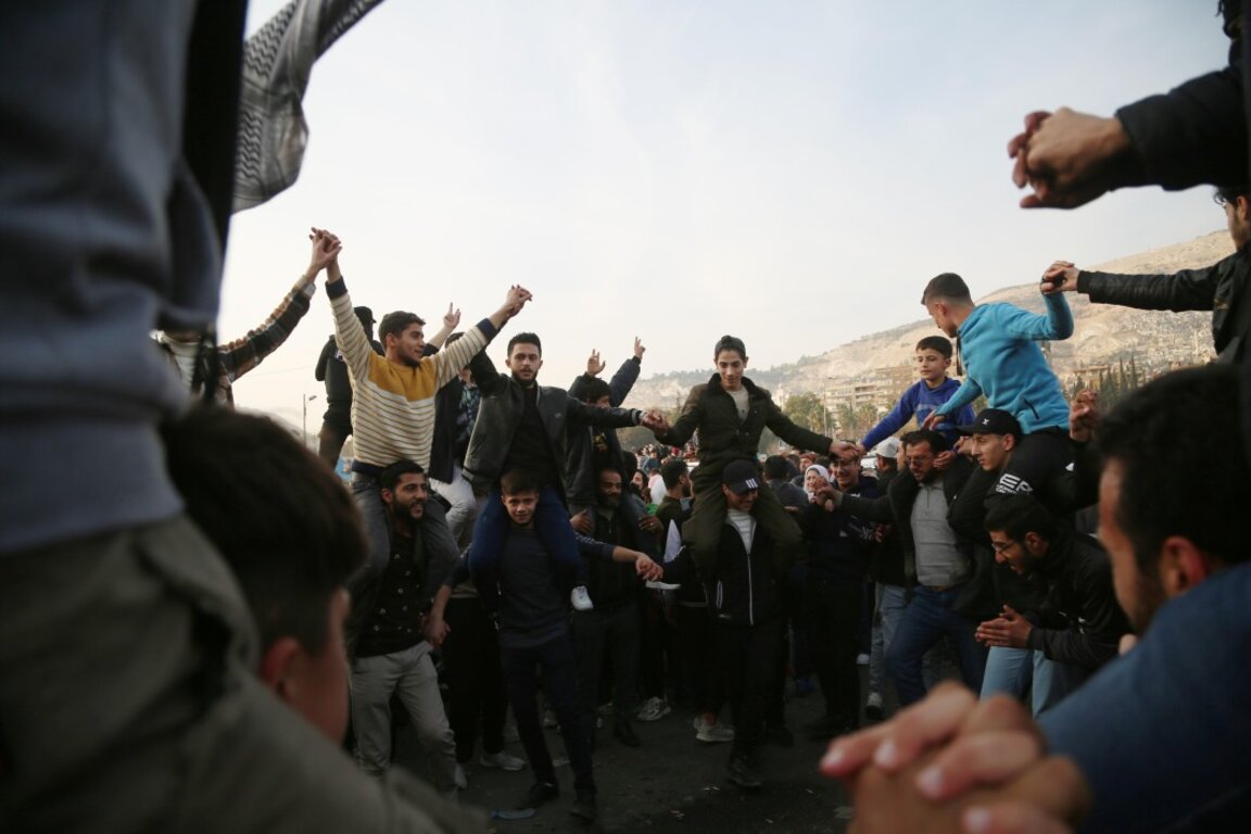 Сирийци приветстват падането от власт на Башар Асад в Дамаск, 9 декември 2024 г.