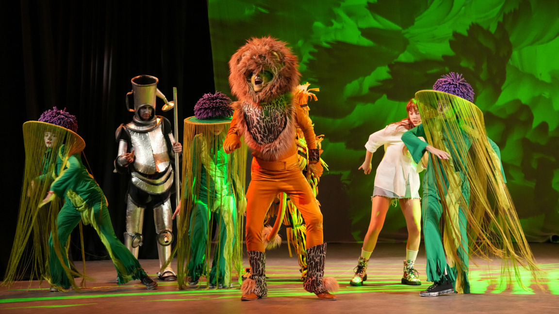 Сцена от мюзикъла "Магьосникът от ОЗ"