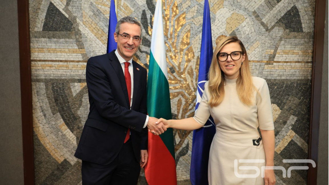 La ministra de Asuntos Exteriores, Velislava Petrova, y el embajador suizo en Bulgaria, Pierre Hagmann