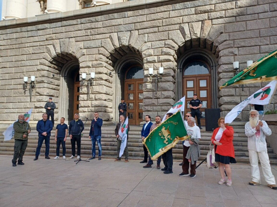 Граждани излязоха на протест в София с настояване за нови избори
