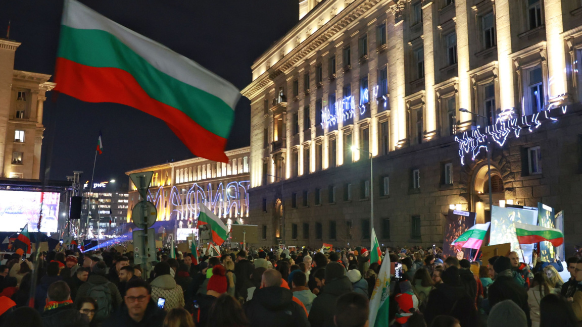 Протестиращите в Триъгълника на властта призоваха: Оставка!