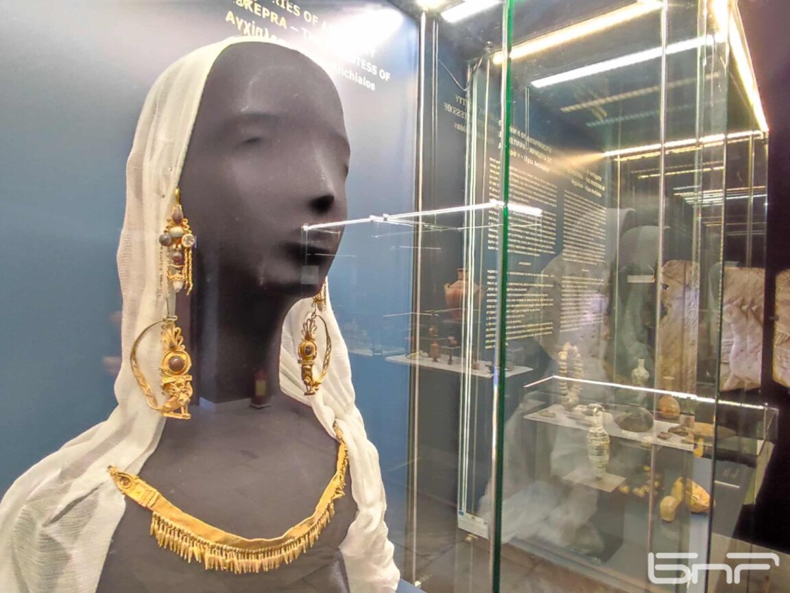 РИМ-Бургас отбеляза 50 години от откриването на златни накити на жрицата Лесескепра с изложба