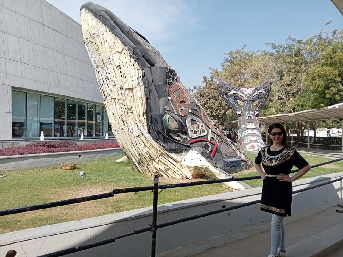 Главен асистент от УНСС пее български песни на индийска сватба