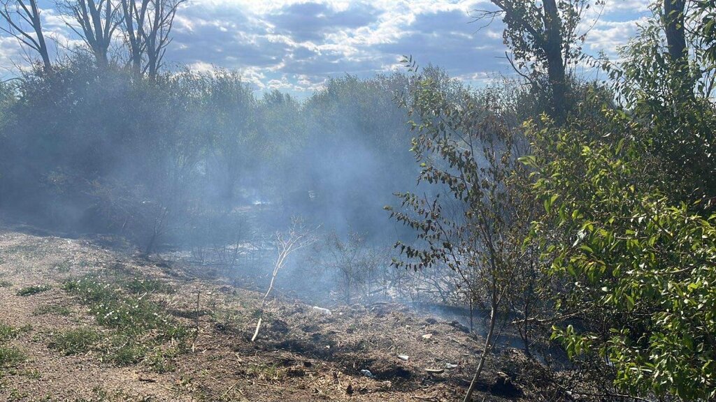 Голям пожар гори в старозагорското село Средец, 5 пожарни са на мястото