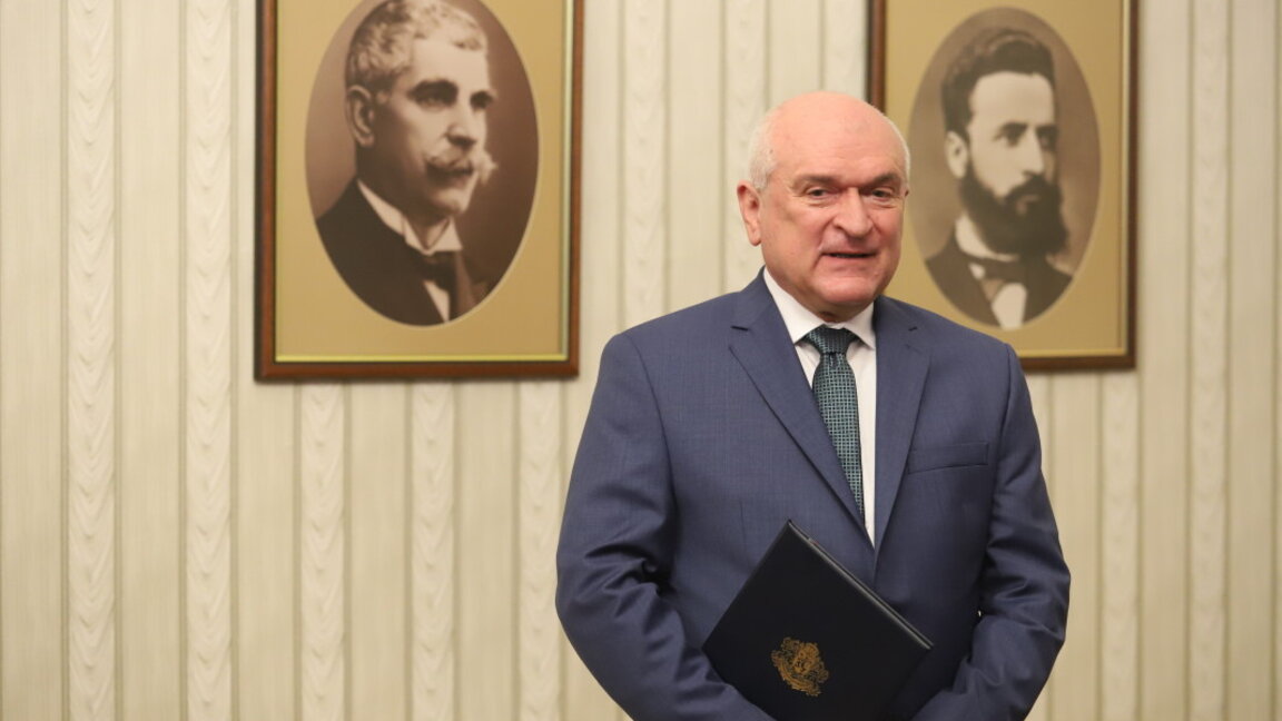 Ο ΠτΔ επέλεξε τον Πρόεδρο του Ελεγκτικού Επιμελητηρίου Ντιμίταρ Γκλάβτσεφ για υπηρεσιακό πρωθυπουργό